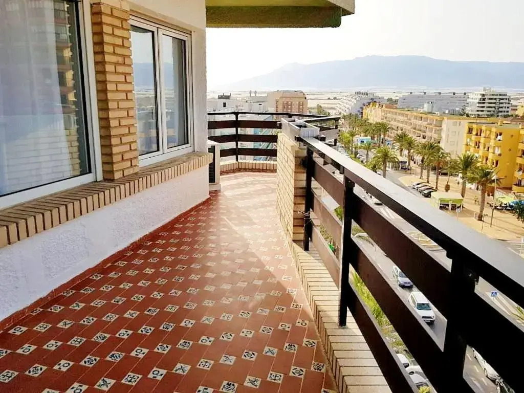 Apartamento Roquetas de Mar Urbanización, 2 dormitorios, Gran Terraza con vista al mar, wi-fi, parking y piscina