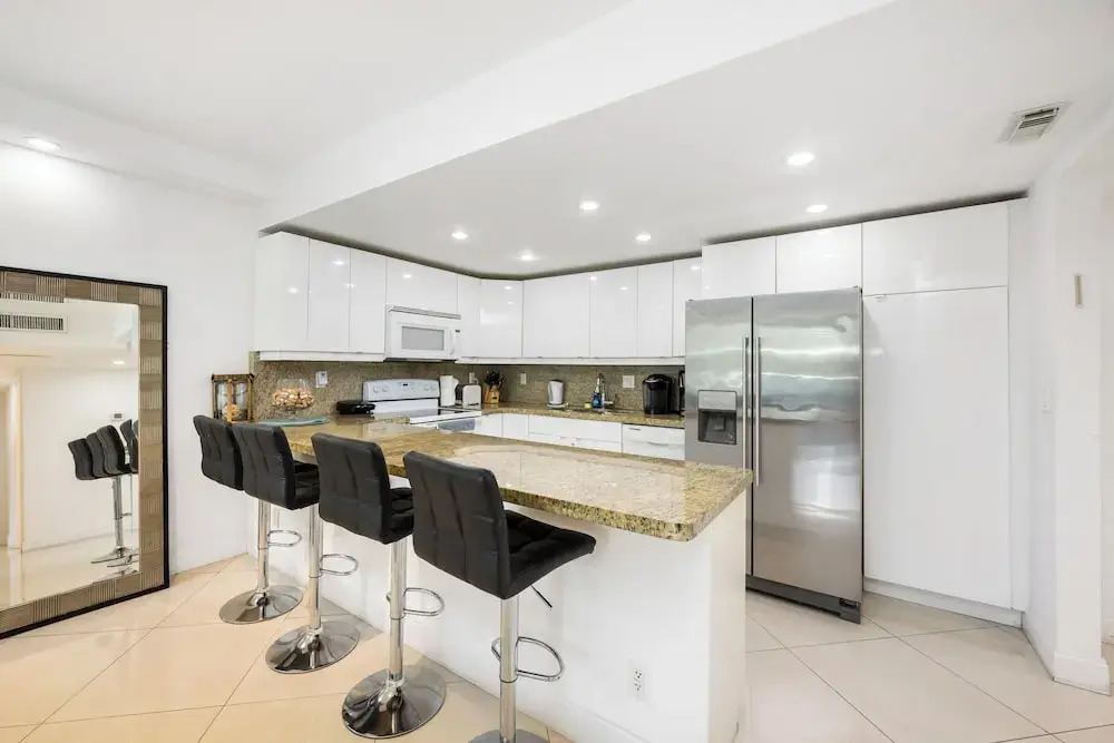 Condo Close to the Beach Pool, Gym, Tennis 2BR 6 Guests