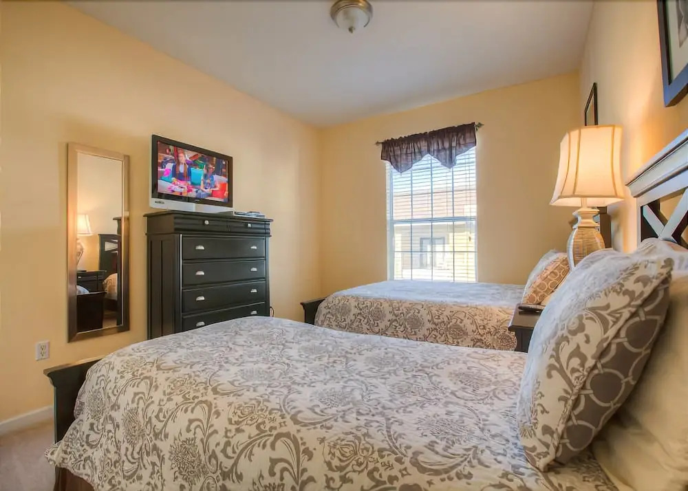 Gorgeous Top-Floor Condo w Private Balcony