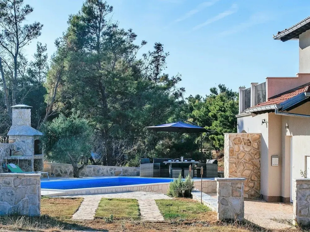 Luxurious Villa Near Vir With Swimming Pool