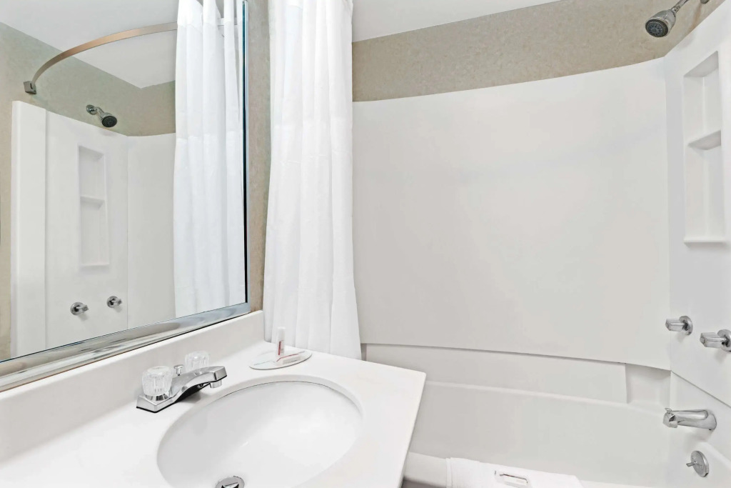 Super 8 by Wyndham Kenmore/Buffalo/Niagara Falls Area