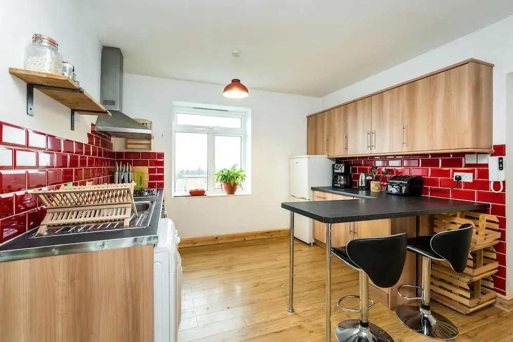 NEW Sleek & Colourful 2 Bedroom Flat Forest Hill