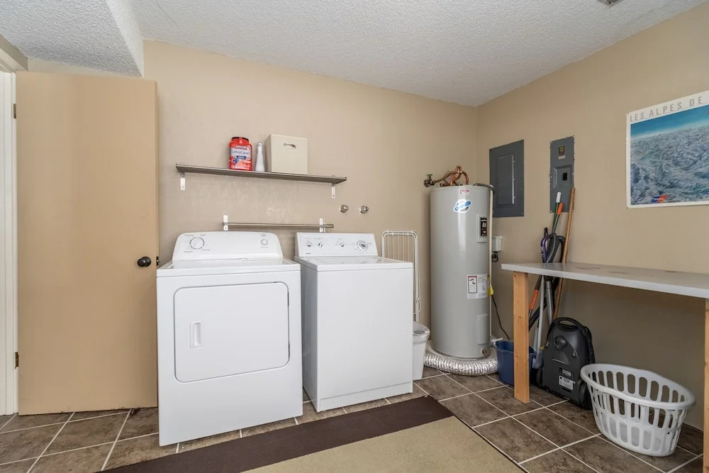 Maple Leaf Lodge 3 Bedroom Home by NW Comfy Cabins by RedAwning