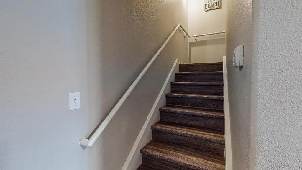 BC403 Fabulous Townhome with Beach Decor, Shared Heated Pool, Garage Access
