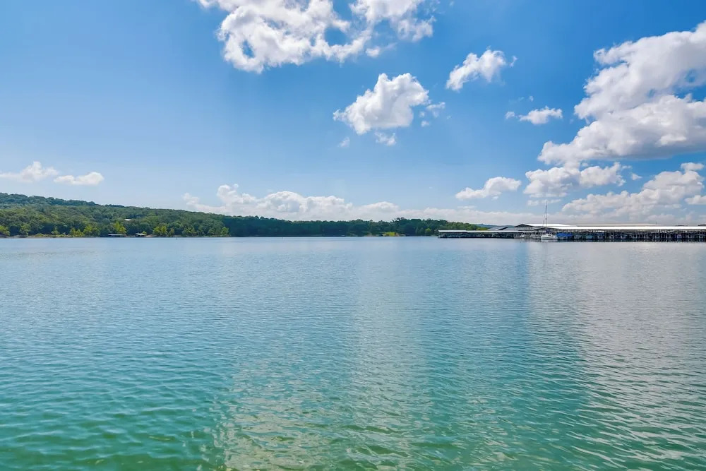 Lakefront Haven: Boat Slip, Deck & Community Pool!