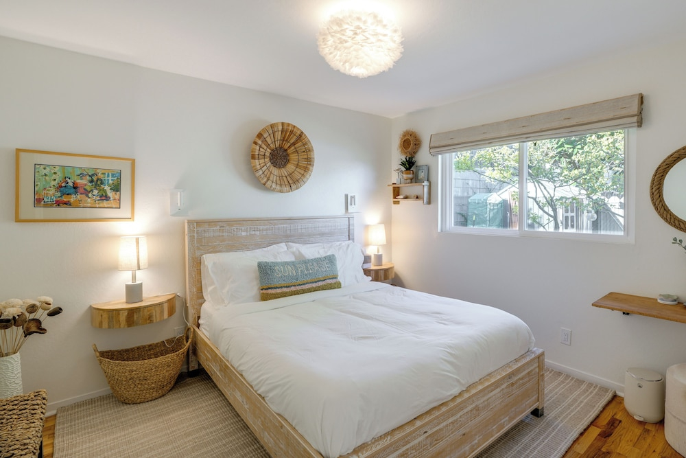 Seaside Home w/ Hot Tub & Patio: Close to Beaches!