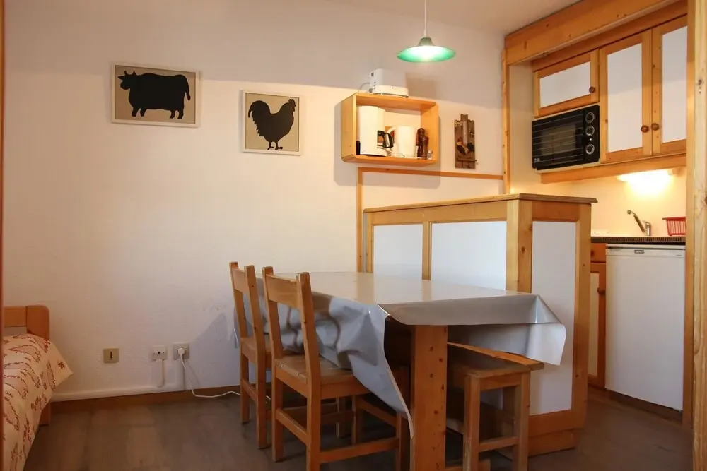 This nice apartment of about 28m2 is at the 4th floor Apartment 1 agen