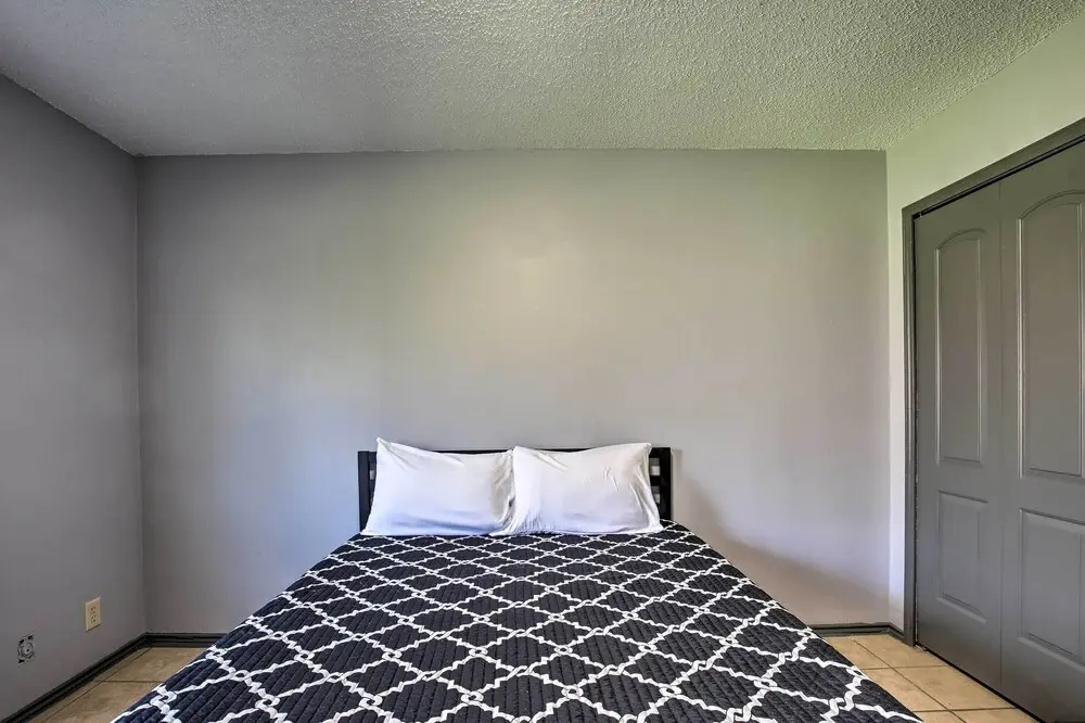 San Antonio Abode w/ Yard: 17 Mi to Downtown!