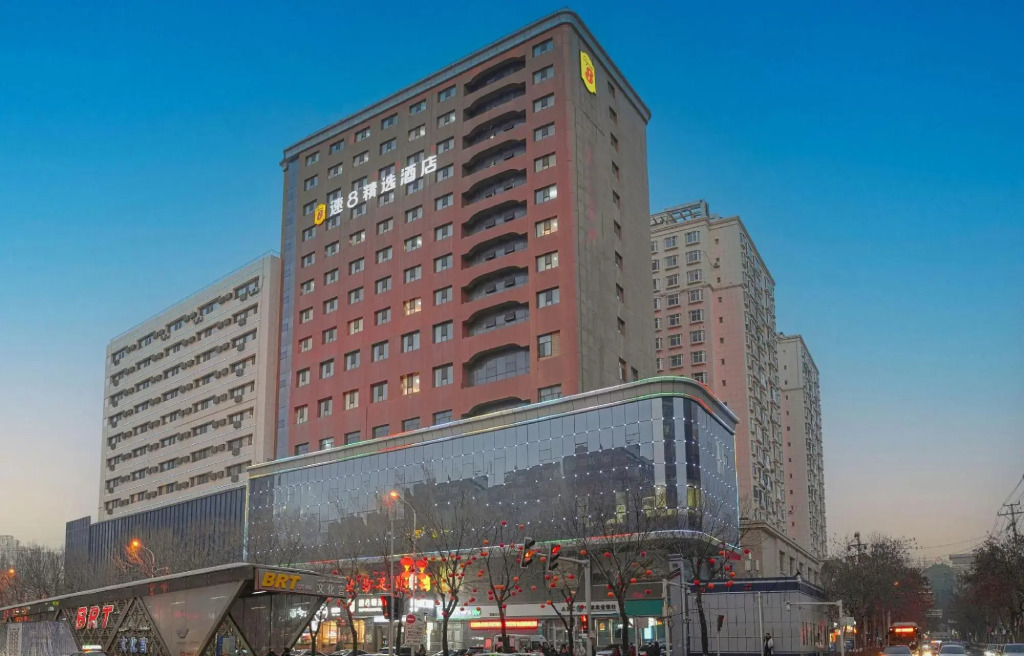 Super 8 Select Hotel (Yangzi Jiang Road Hongshan Park Branch)