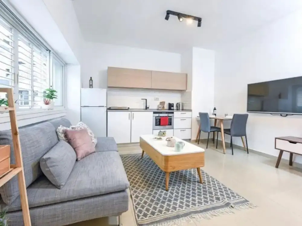 Quiet Apt in the Heart of The City
