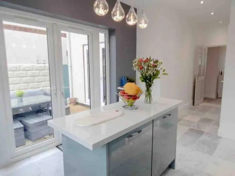 Spacious 4 Bed Rooms, Parking, Garden and Near Parks, Beaches and University