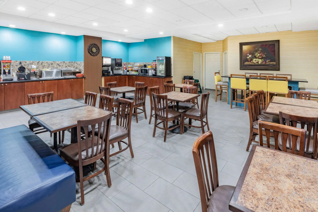 Days Inn & Suites by Wyndham San Antonio near Frost Bank Center