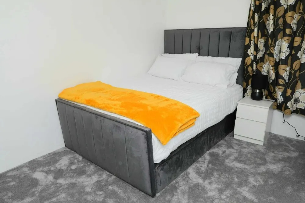 Impeccable 3-bed House in Plumstead, London