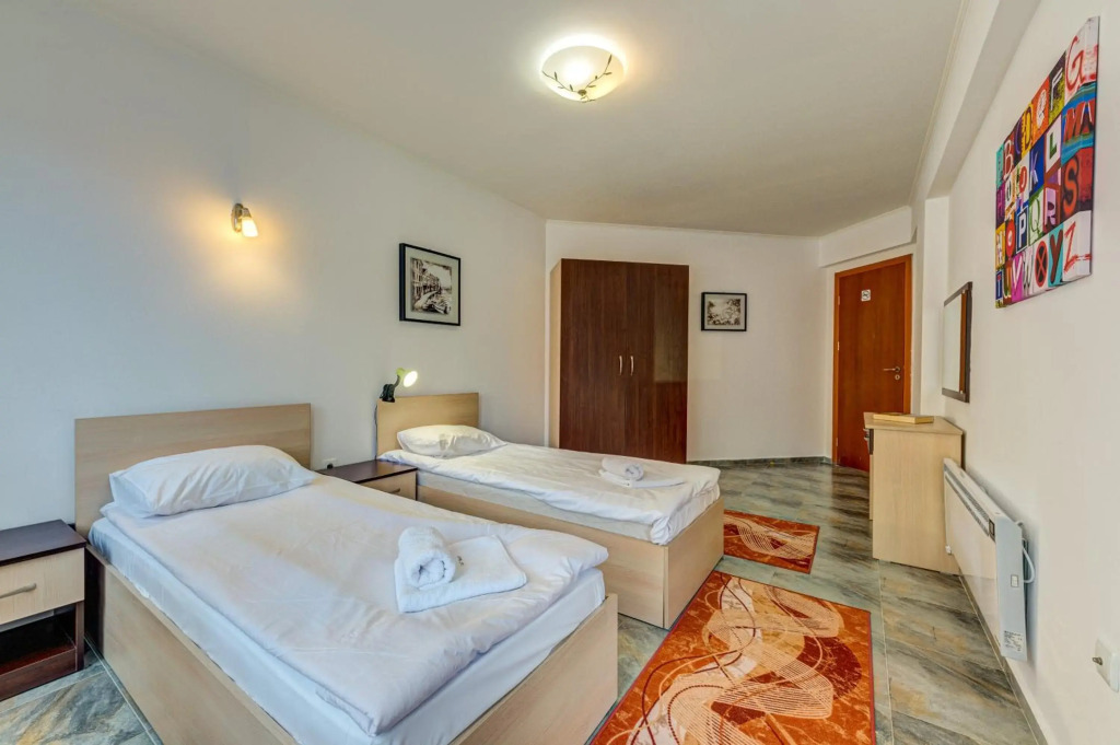 Bright and Spacious 2-BDR Apartment with Balcony