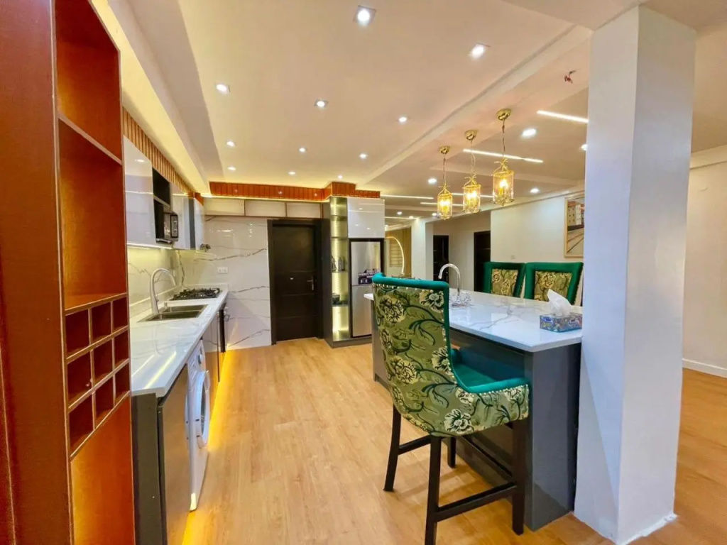 WATERFRONT 3BR APT W/FREE PARKIN WiFi NETFLIX POOL