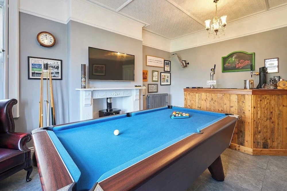 House Sleeps 10 With Parking and Garden