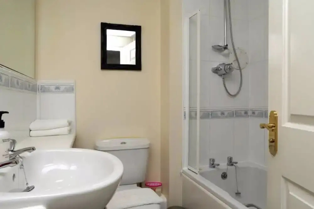 2 Bedroom Apartment off Leith Walk Sleeps 5