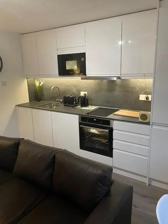 Lovely 3 bed ground floor flat with free parking