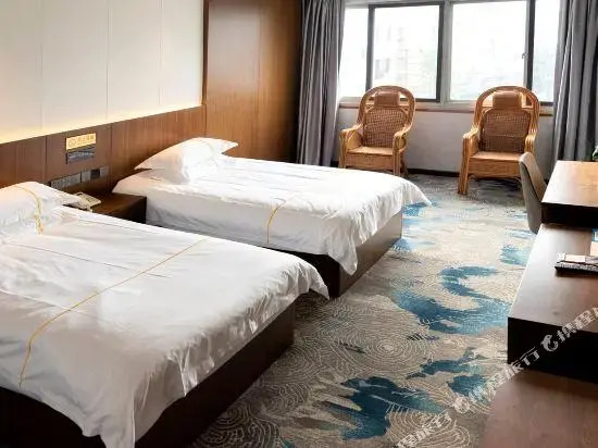 Jinchun Business Hotel (northeast gate)