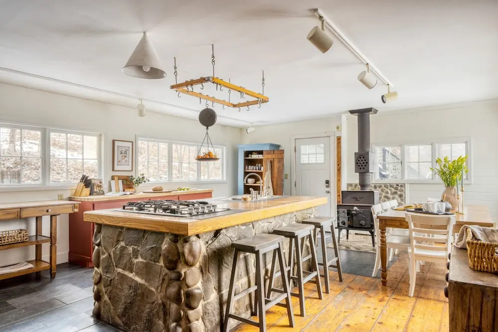 River Lodge by Avantstay 11 BR Historic Estate w/ Pool & Views of Hudson!