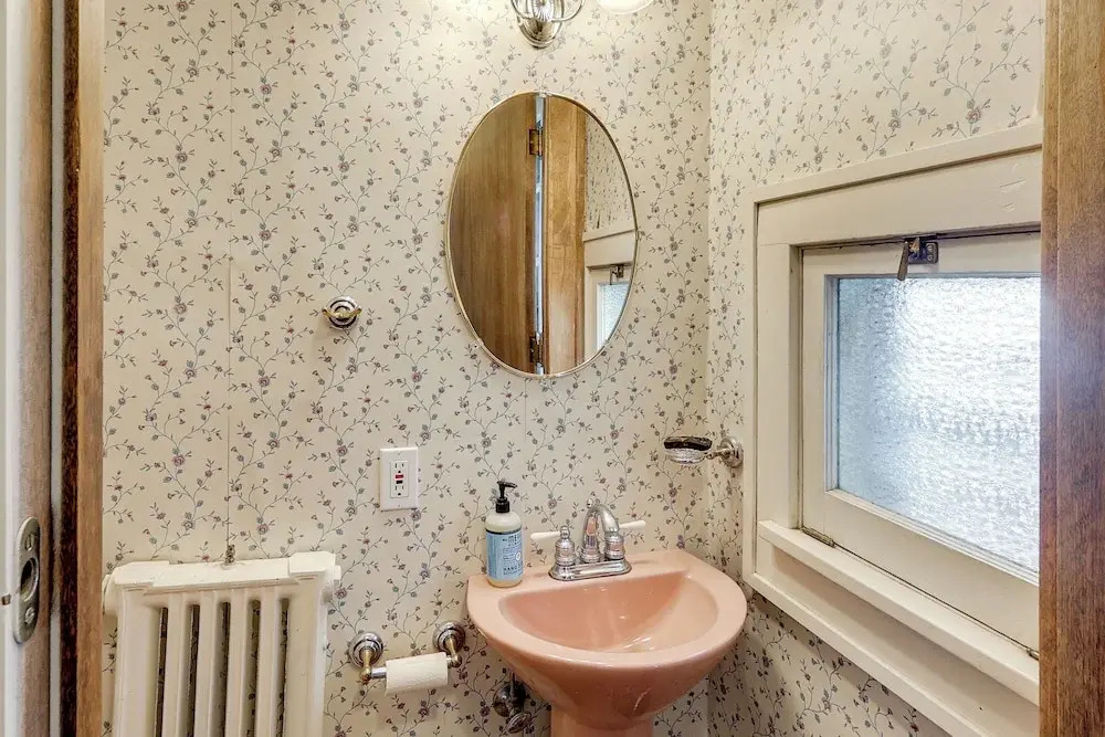 Historic Home Overlooking Central Riverside Park!