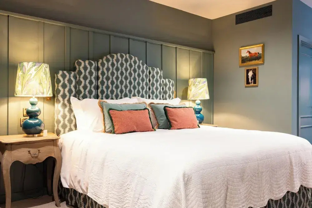 The Coat and Bear - A Heartwood Inn
