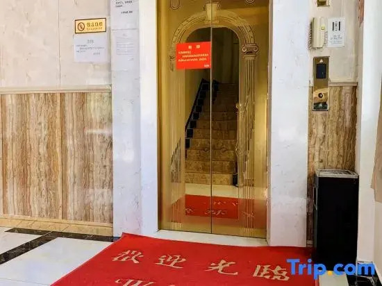 Xiaobai Hotel (Yiheng Night Market High Speed Rail Station)
