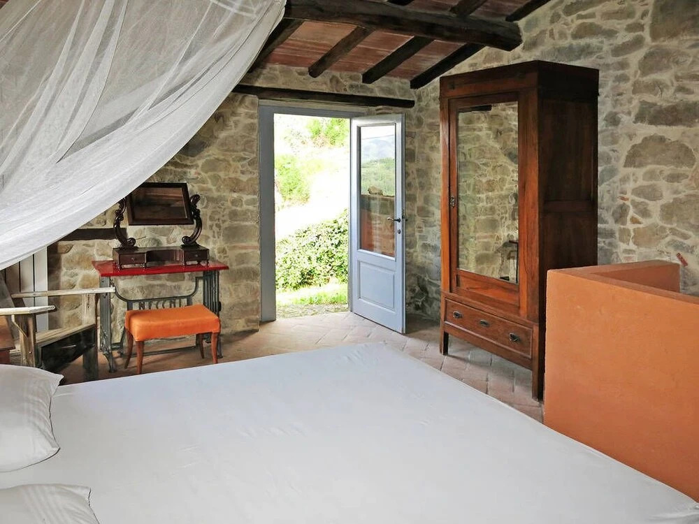 Stone house with exclusive garden and pool and private parking