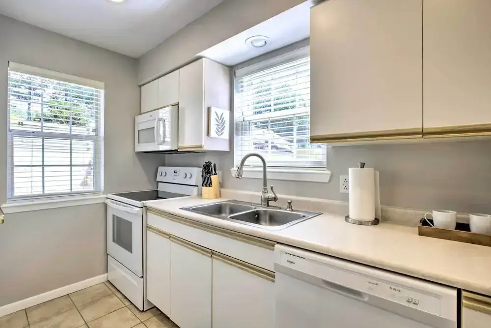 Branson Retreat w/ Pool Access ~ 3 Mi to Dtwn