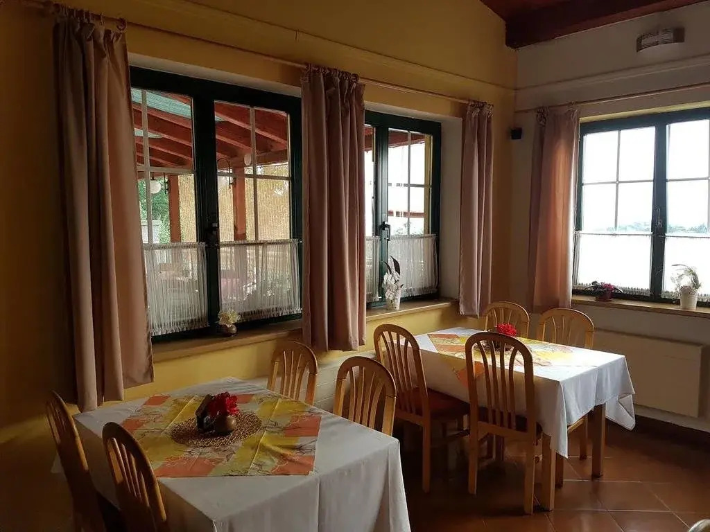 Restaurant & Pension u Hradu
