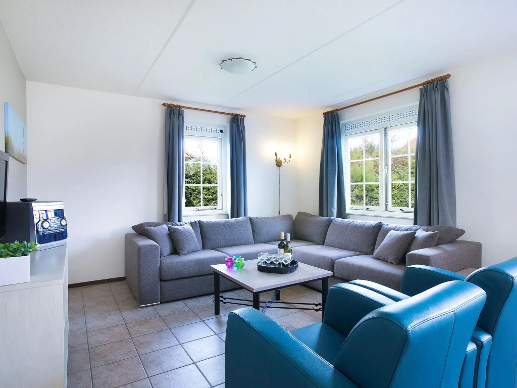 Spacious, semi-detached villa, sea at 1 km. in cosy Domburg