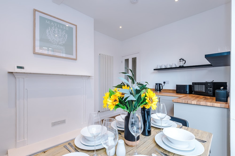 Spacious Home Ideal for Professionals Sleeps 8