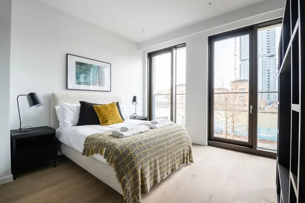 Stylish Studio Apartment With River Views in Londons Bustling Docklands