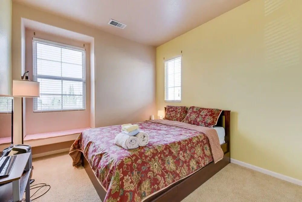 Spacious & Scenic 4br W/ Deskspace In Hayward 4 Bedroom Home by Redawning