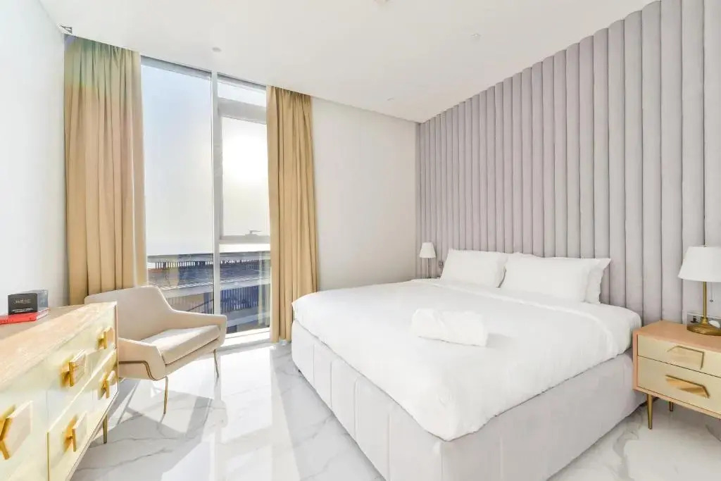 Luxe 3 BR Oceanfront Apt with maids room in the heart of Bluewaters Island