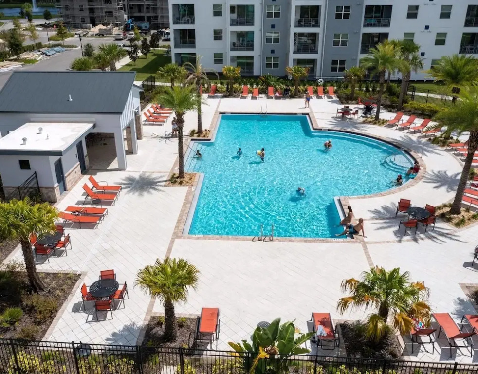 Amazing Townhome With Lake View at Storey Lake Resort