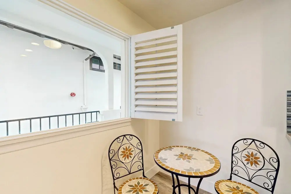 1BR Ocean-view Apt - Walk to Beach, Shops & Pier