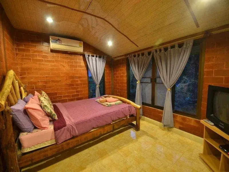 Baan Rai Rhim Tarn