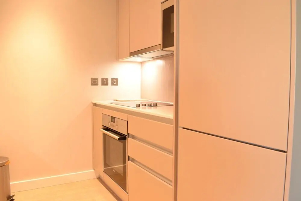 Modern Highrise 1 Bedroom Flat With Balcony