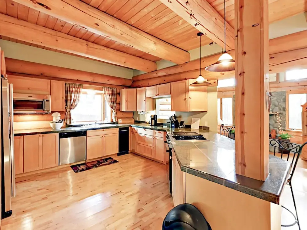 3BR Custom Handmade Log Home by RedAwning