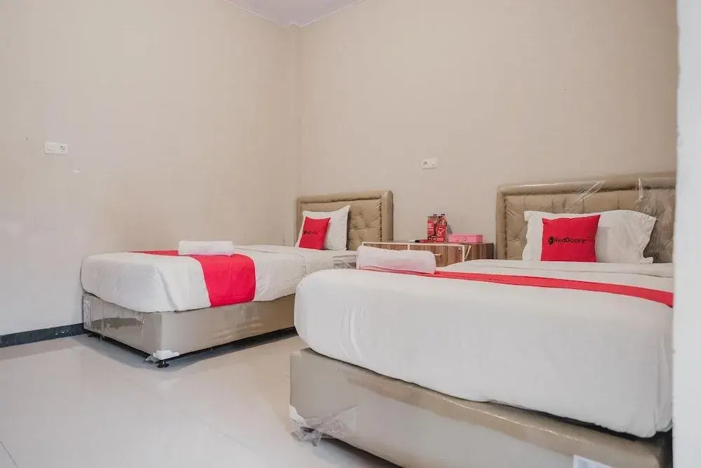 RedDoorz Syariah at Hotel Grand Mentari