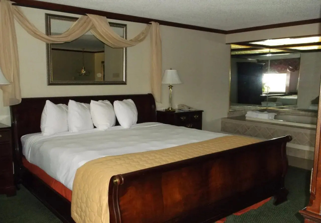 Carlton Lodge Hotel and Suites