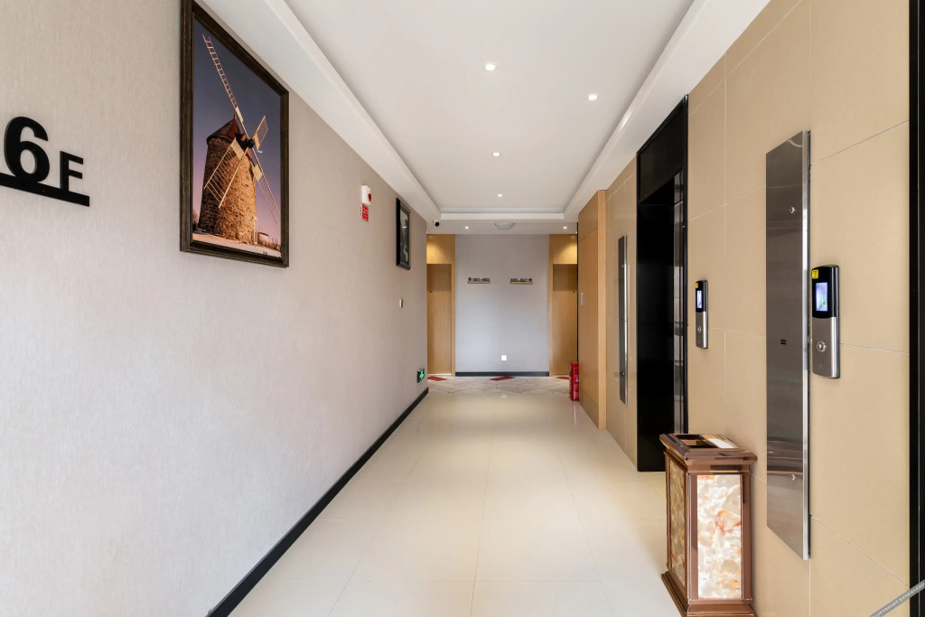 Ziheng Light Luxury Hotel (Guiyang Huaxi District Government University Town)