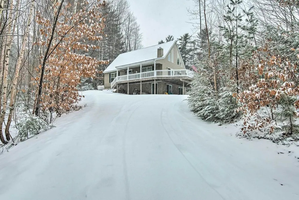 Family Ski Getaway w/ Hot Tub, Near Cranmore!
