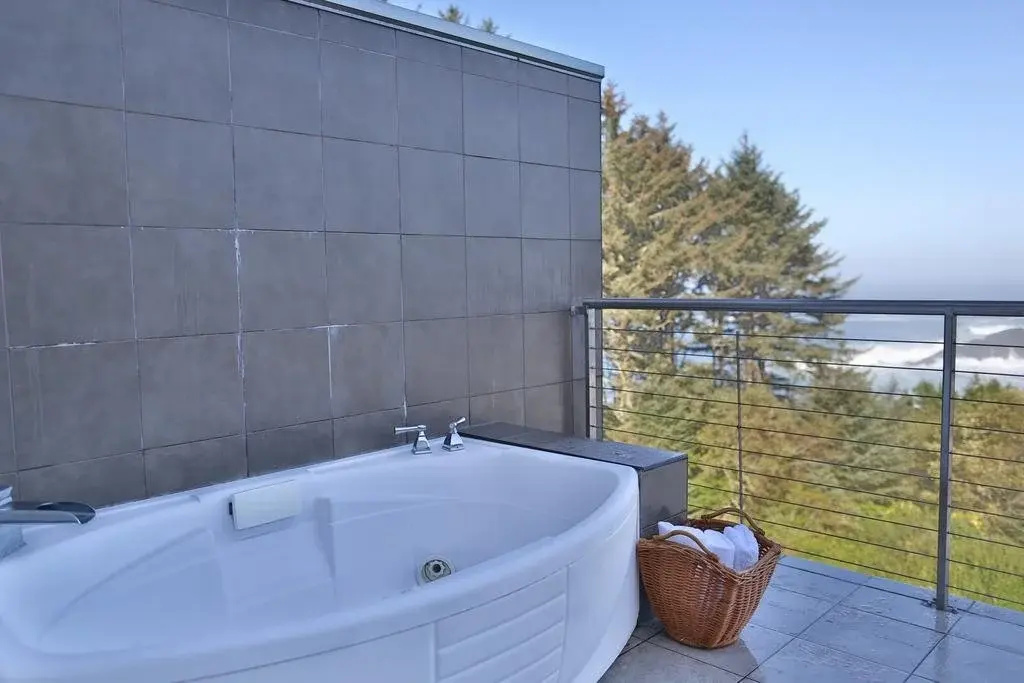 Whale Cove Inn