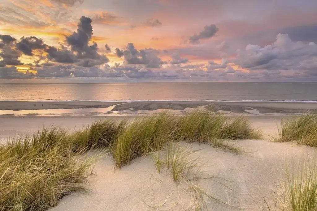 AMAZING BEACH & SUNSETS JUST 75m FROM THE BEACH