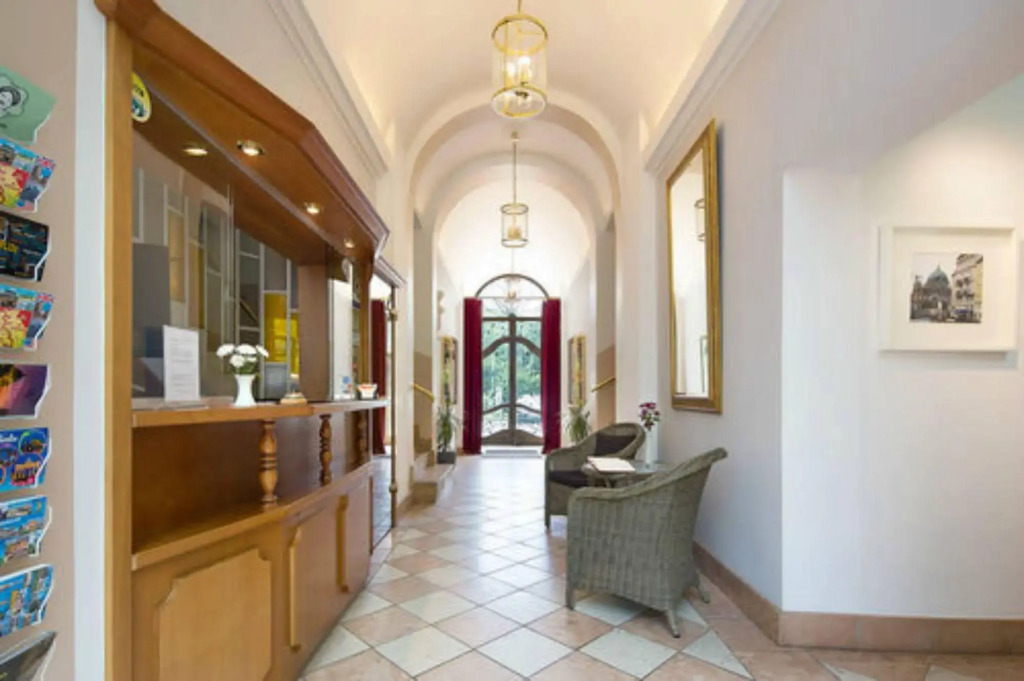 Gold Hotel
