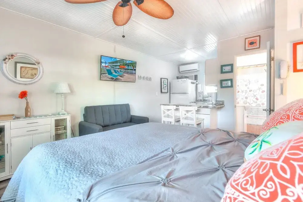 Tropic Terrace #49 - Beachfront Rental Studio Bedroom Condo by Redawning