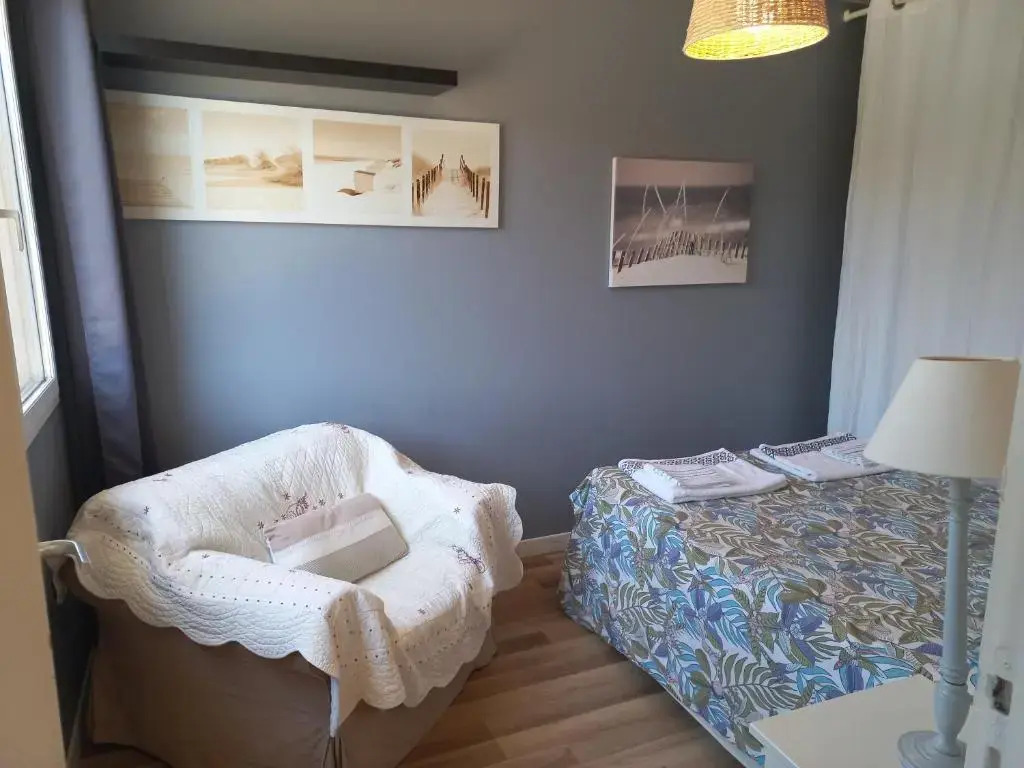 60 m2 , 2 chambres, très calme, plage et commerces à 3 minutes à pied, WIFI fibre optique et parking gratuit