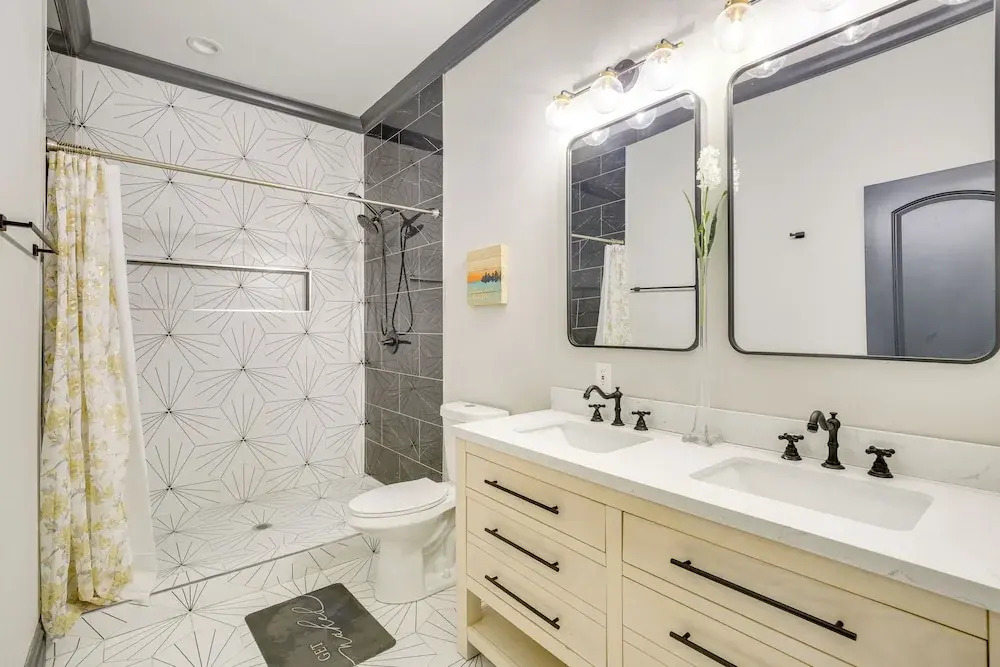 Walk to Gravois Park: 'nice Home' w/ Garage